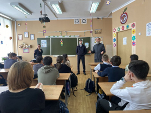 В Калужской области полицейские и общественники проводят профилактические беседы со школьниками