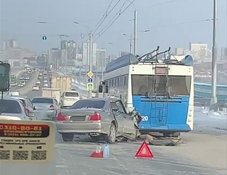 В ДТП с троллейбусом на Октябрьском мосту в Новосибирске пострадали 4 человека