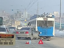 В ДТП с троллейбусом на Октябрьском мосту в Новосибирске пострадали 4 человека