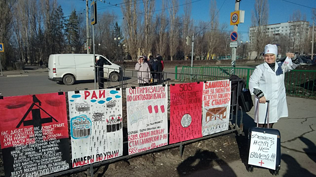 «Денег нет? Не болей!» В Балаково прошел перфоманс о бегстве медиков