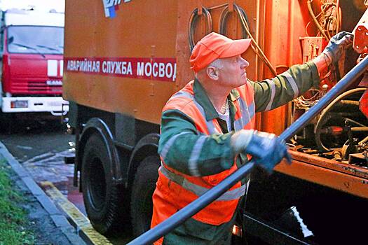 На юго-востоке Москвы забил фонтан горячей воды