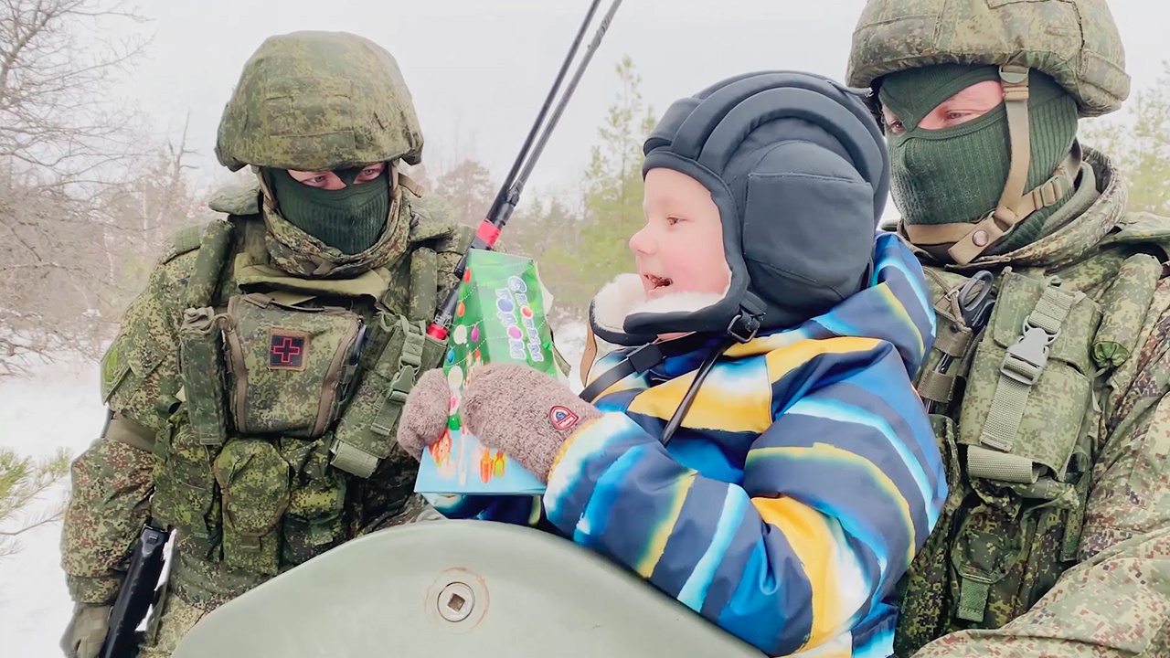 Пятилетнего Ваню прокатили на БТР в рамках акции «Елка желаний»