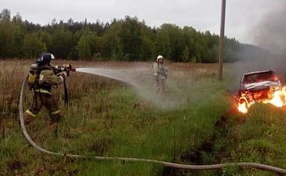 В Татарстане в поле загорелся автомобиль: водитель сбежал