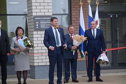 Сергей Бидонько в День знаний посетил новую школу Невьянского городского округа, построенную в рамках нацпроекта