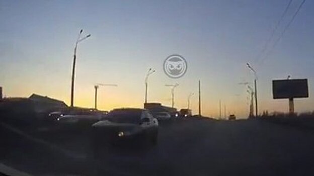 В Пензе «Приора» объехала затор по встречной полосе путепровода