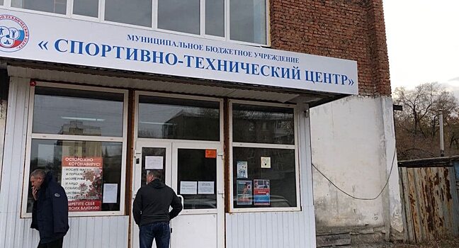 Депутат обдумы Воробьев помог отремонтировать окна в спортцентре Энгельса