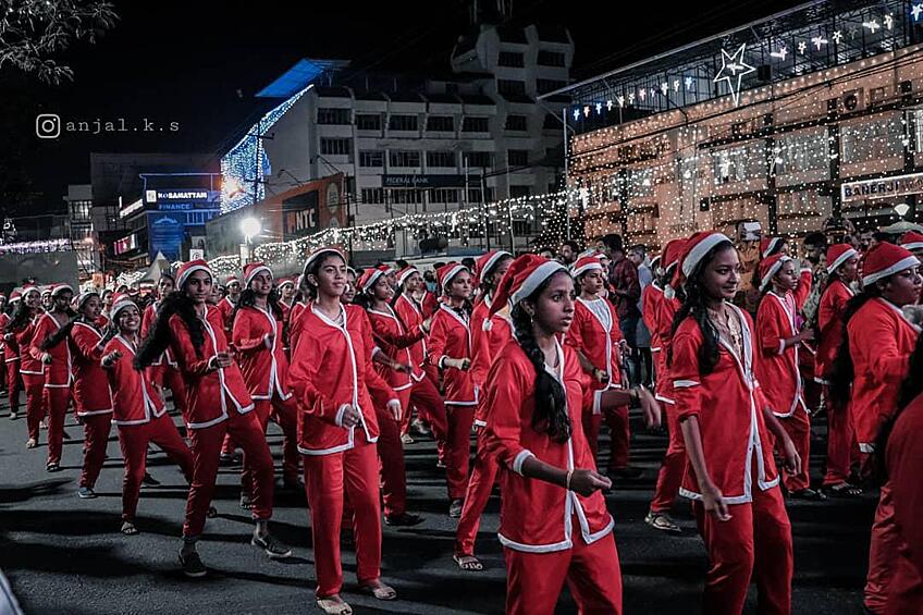 Новогодний парад девушек в костюме Санты в Индии.