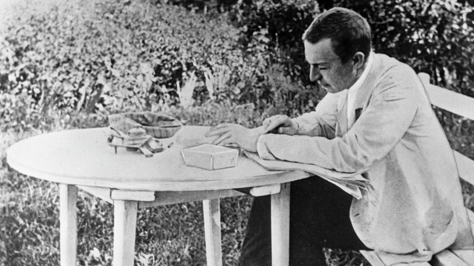 Сергей Рахманинов за сочинением III-го фортепианного концерта, август 1909 год