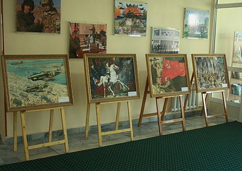 В Узбекистане российские военнослужащие открыли в Доме Дружбы выставку картин, посвященных 75-летию Победы советского народа в Великой Отечественной войне