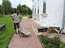 Костромские бездомные попросили помощи в ремонте избы