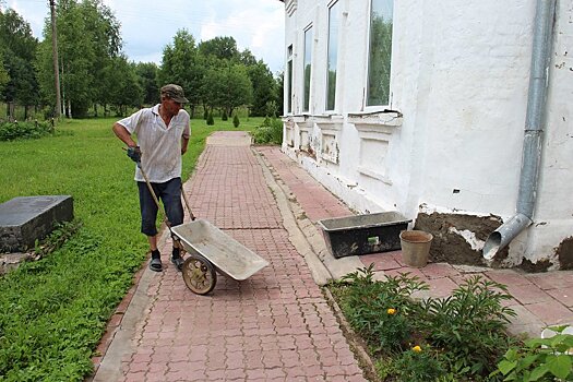 Костромские бездомные попросили помощи в ремонте избы