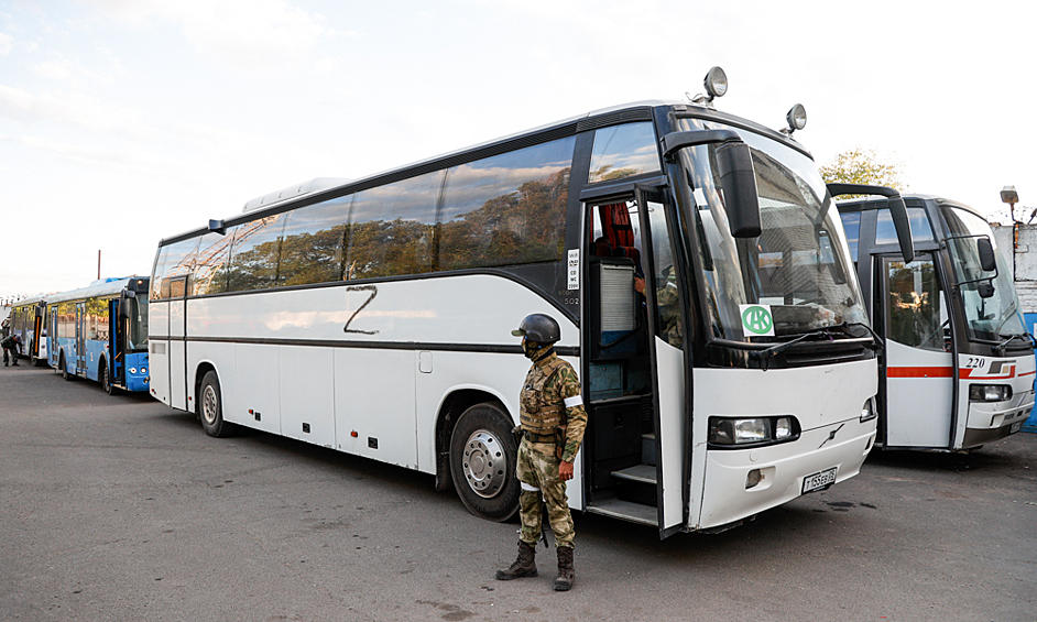 Автобусы с эвакуированными с территории завода "Азовсталь" украинскими военнослужащими у Еленовской колонии
