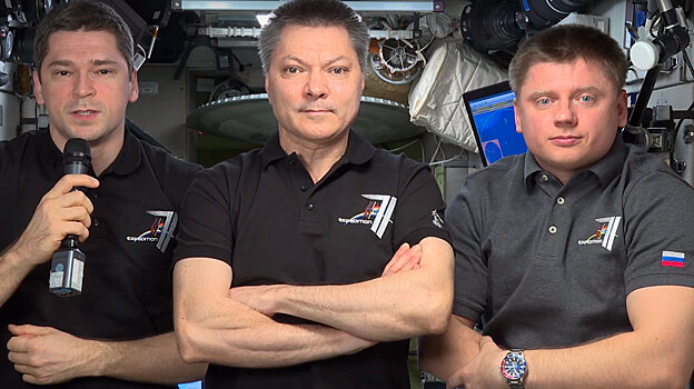 Российские космонавты поздравили Землю с Днем космонавтики прямо из космоса