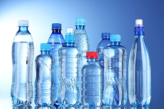 Большая часть бутилированной воды загрязнена пластиком