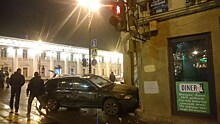 В Петербурге Ford сбил пешехода и протаранил столовую на Невском проспекте