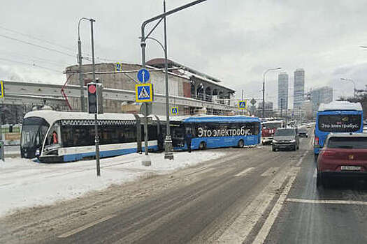 В Москве столкнулись электробус и трамвай, есть пострадавший