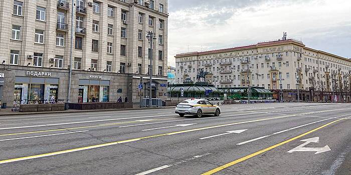 Временную разметку для техники нанесли на Тверской улице к параду Победы