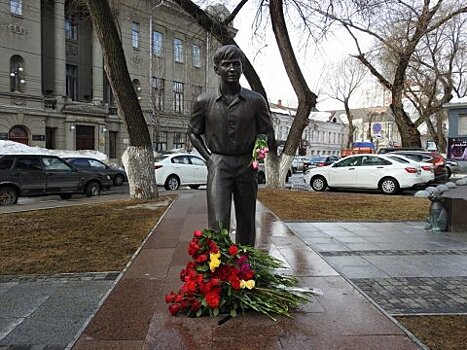 Саратовцы вспоминали Олега Табакова у памятника, театра и на кухнях