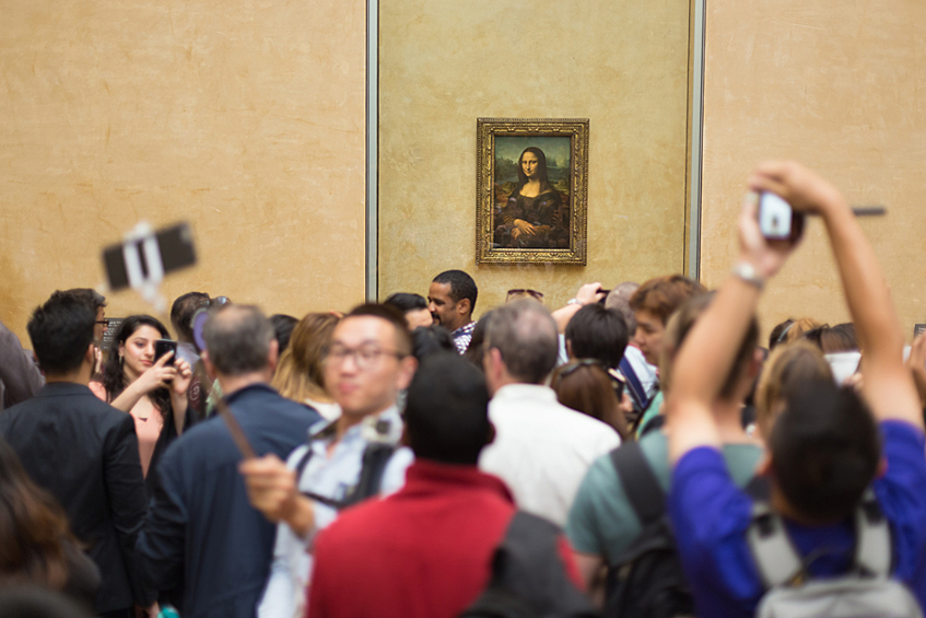 "Мона Лиза" в Лувре. Размер картины — 77 см x 53 см, а на пути к ней вечно толпа народу. Тут понадобится идеальное зрение!