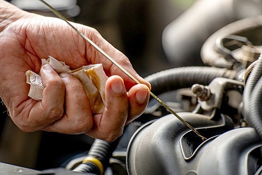 Каких проблем ждать, если не темнеет моторное масло