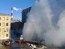 Фонтан в несколько этажей: в центре Петербурга прорвало трубу с кипятком