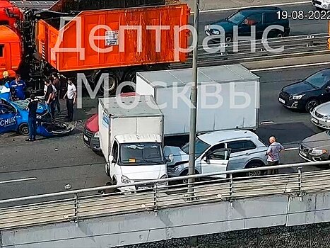 На ТТК в районе Велозаводской улицы столкнулись три автомобиля