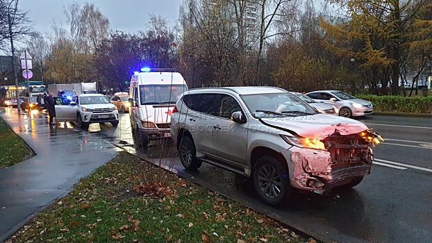 Mitsubishi и Toyota столкнулись на пересечении улиц Череповецкая и Хотьковская