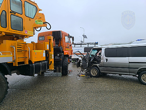 В Амурской области пострадавшего в ДТП с «КамАЗом» зажало в покорёженной машине