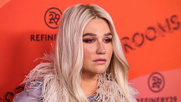 Певица Кеша вышла в свет в модном образе