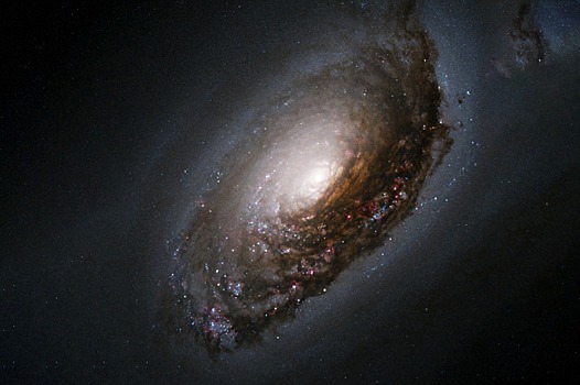 Карликовая галактика породила молодые звезды после встречи с Черным глазом