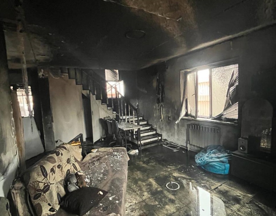 Ожоги кистей рук и отравление получила девочка-подросток на пожаре в Батайске
