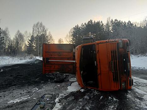 Грузовик перевернулся возле угольного объекта в Кузбассе: пострадал водитель