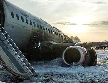 СМИ: следователи считают ошибки пилотов доминирующей версией катастрофы SSJ 100