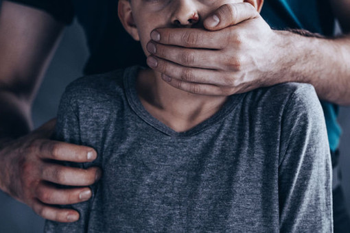 В Свердловской области ищут изнасиловавшего девушку мужчину