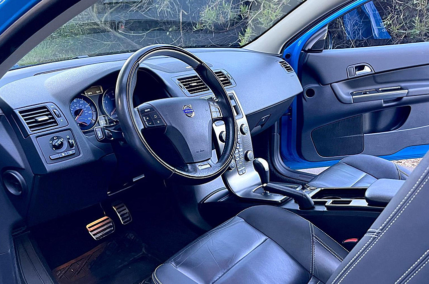 В 2011 году Volvo здорово подразнила ценителей формата «горячих» хэтчбеков концептом C30 Polestar — 411-сильным полноприводным с подвеской Öhlins, тормозами Brembo и обвесом в стиле гоночных «тридцаток» первенства Swedish Touring Car Championship. Вскоре шоу-кар превратился в лимитированный (250 штук) товарный автомобиль для американского рынка. Технически он заметно проще, хотя и на том спасибо. Мотор выдает «всего» 253 л.с., что вполне достаточно, с учетом переднего привода. Эффектная внешность с обвесом R-Design, спортивная подвеска и «короткая» рулевая рейка позволяют получить немало удовольствия от езды.