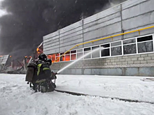 Площадь пожара на складе в Барнауле достигла 6000 квадратных метров
