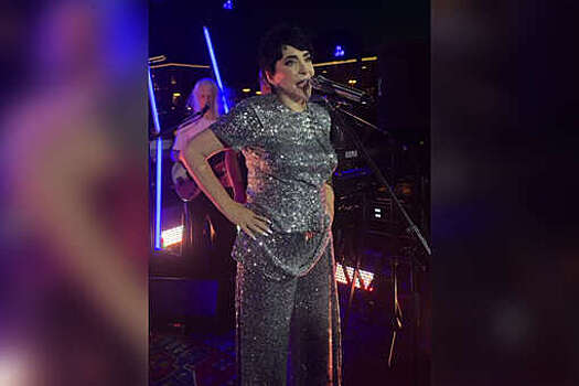 Певица Лолита вышла на сцену в сияющем топе и широких брюках