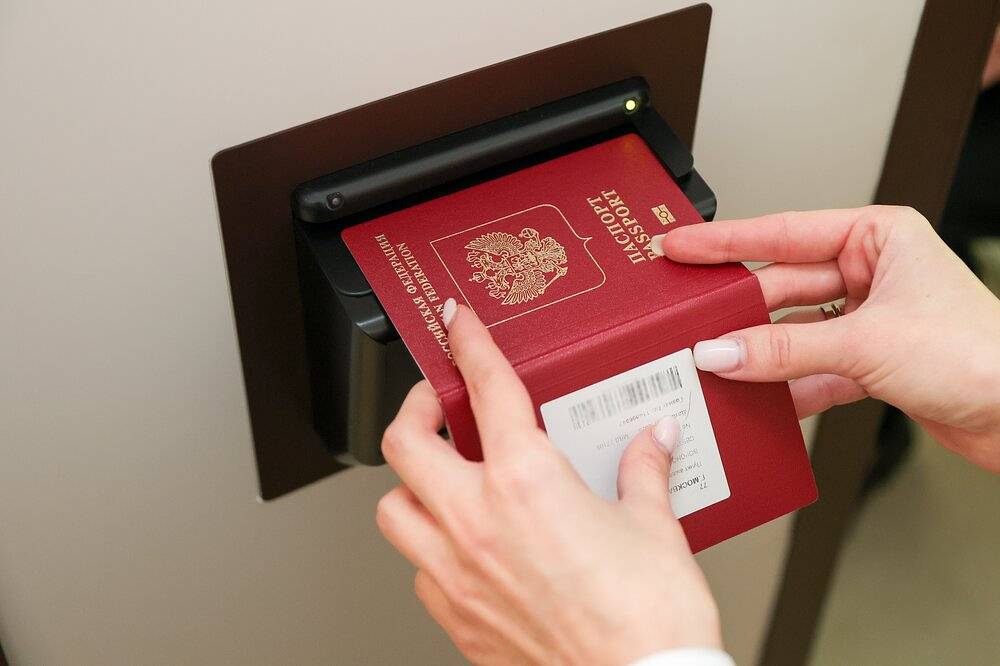 Еще две страны перестали признавать российские паспорта без биометрии
