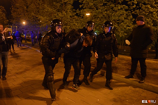Силовики заняли сквер: онлайн с четвертого дня протестов из-за скандальной стройки в Екатеринбурге