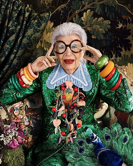 Айрис появлялась на обложках многих модных журналов. Была лицом итальянского Vogue. А в 2019 году в возрасте 97 лет подписала контракт с агентством IMG, став одной из самых возрастных моделей.