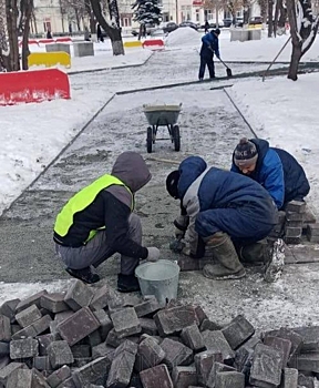 В Кургане греют землю для укладки тротуарной плитки в снег