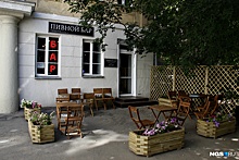 Во дворе дома с колоннами на Красном проспекте открылся бар с напитками в «кружалях»