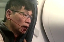 Мужчина, которого насильно сняли с рейса United Airlines, подаст на компанию в суд