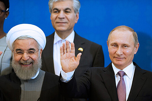 Президент Ирана Хасан Рухани и президент РФ Владимир Путин (слева направо на первом плане) во время совместного фотографирования глав делегаций стран-участниц III саммита Форума стран-экспортеров газа