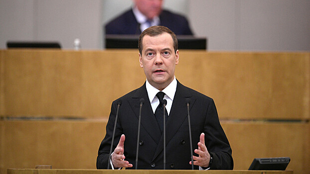 Медведев поручил улучшить работу детсадов и школ