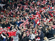 Фанаты "Спартака" встретили игроков у стадиона перед матчем с "Севильей"