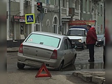 На пересечении Физкультурной и Краснодонской автомобиль провалился колесом под асфальт