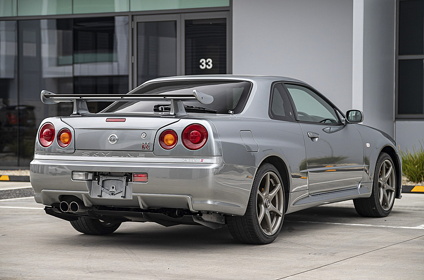 С 2001 года серебристый автомобиль проехал лишь 2745 километров. Под капотом спорткара установлена 2,6-литровая рядная «шестёрка» с двойным наддувом, выдающая 280 лошадиных сил.