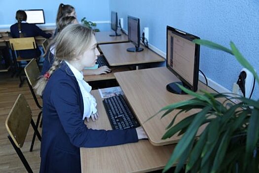 «Мираторг» купил орловской школе 16 компьютеров