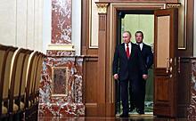 Путин срочной отставкой Медведева спасал свой рейтинг, но экономику от краха не спасет